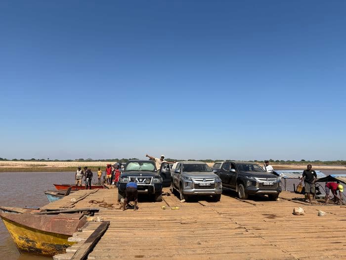 xmad 85081 madagascar river crossing tsingy