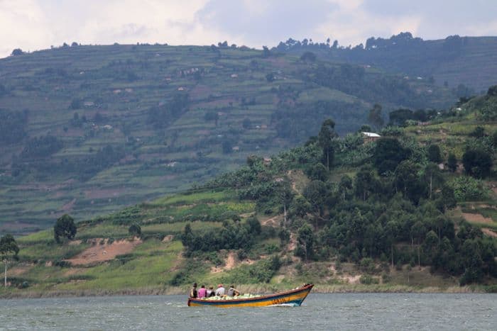 Boat tour lake Bunyonyi