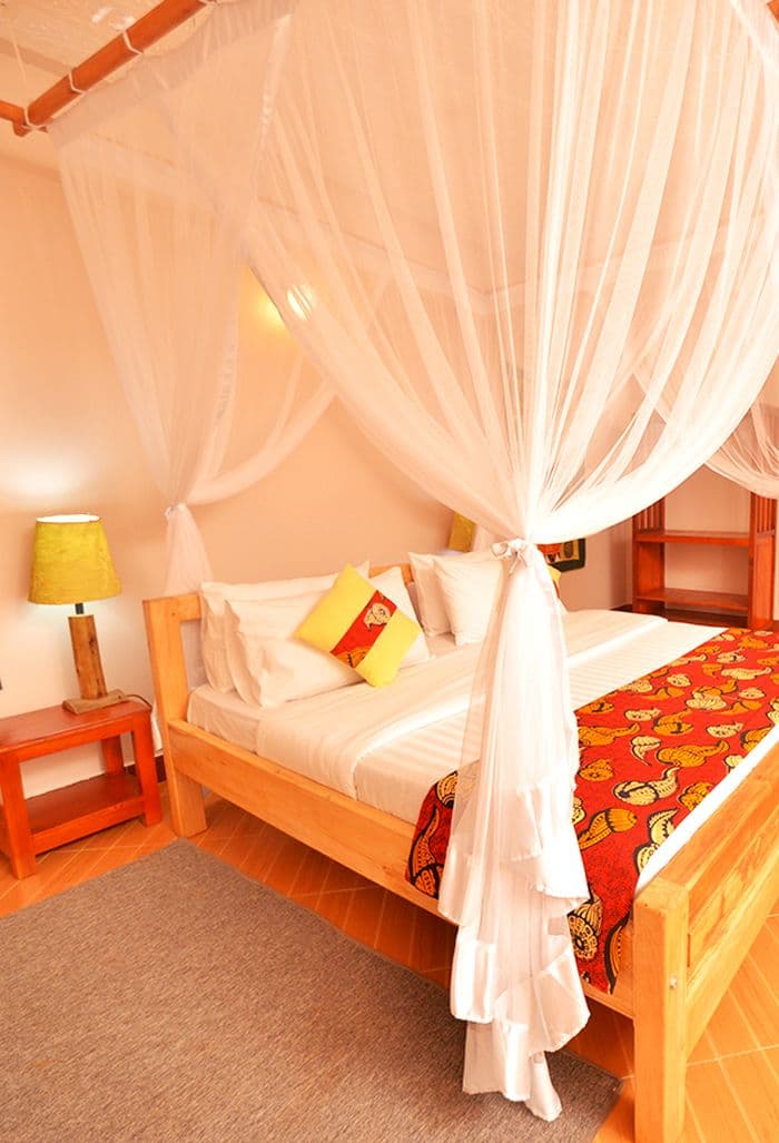 guereza canopy lodge bed
